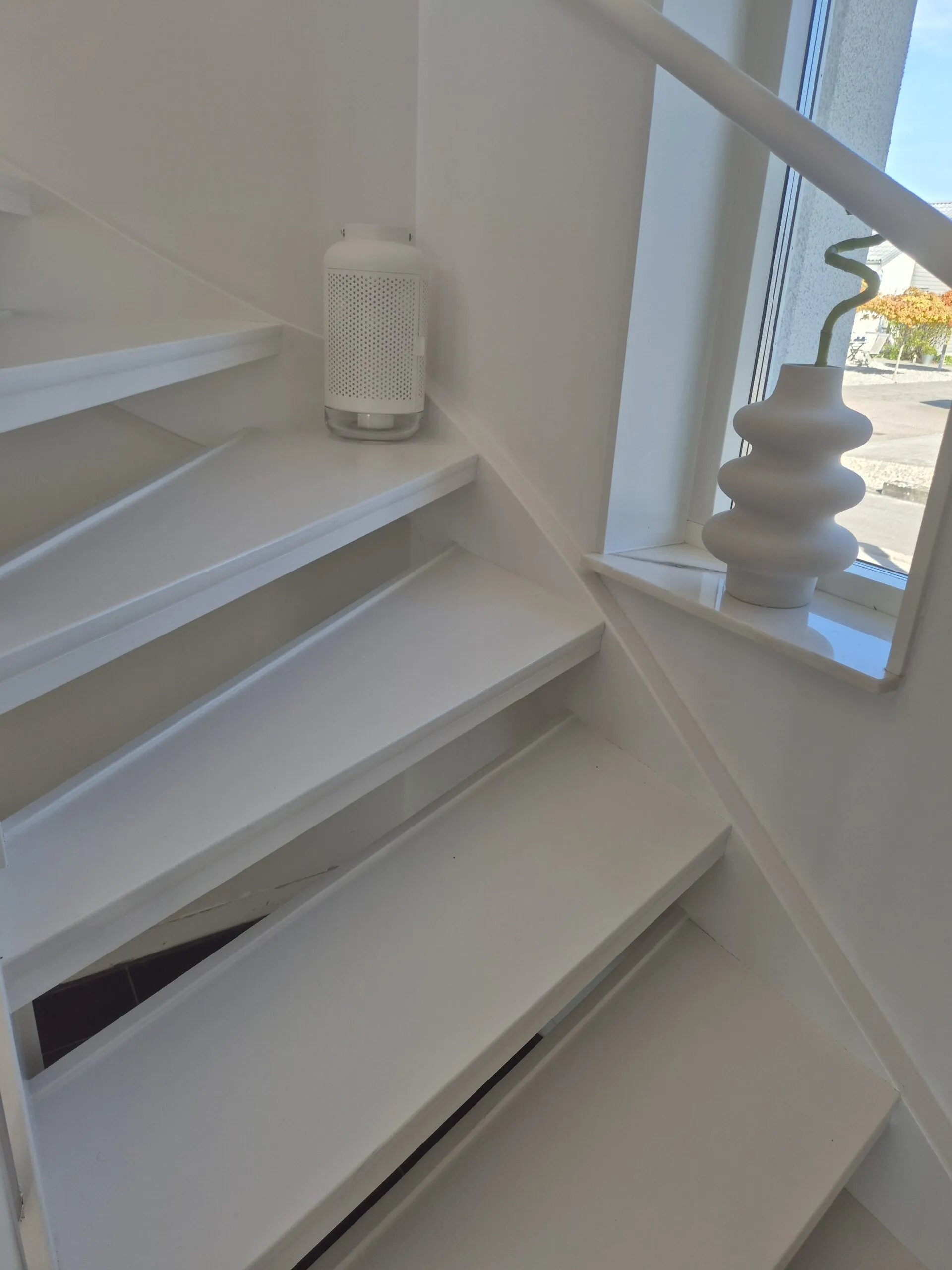 Vitmålad trappa signerad Lundströms Färg & Design.