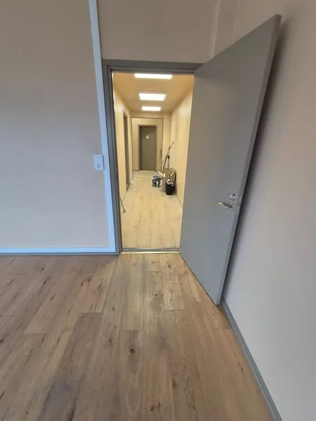 Modern korridor med nymålade väggar.