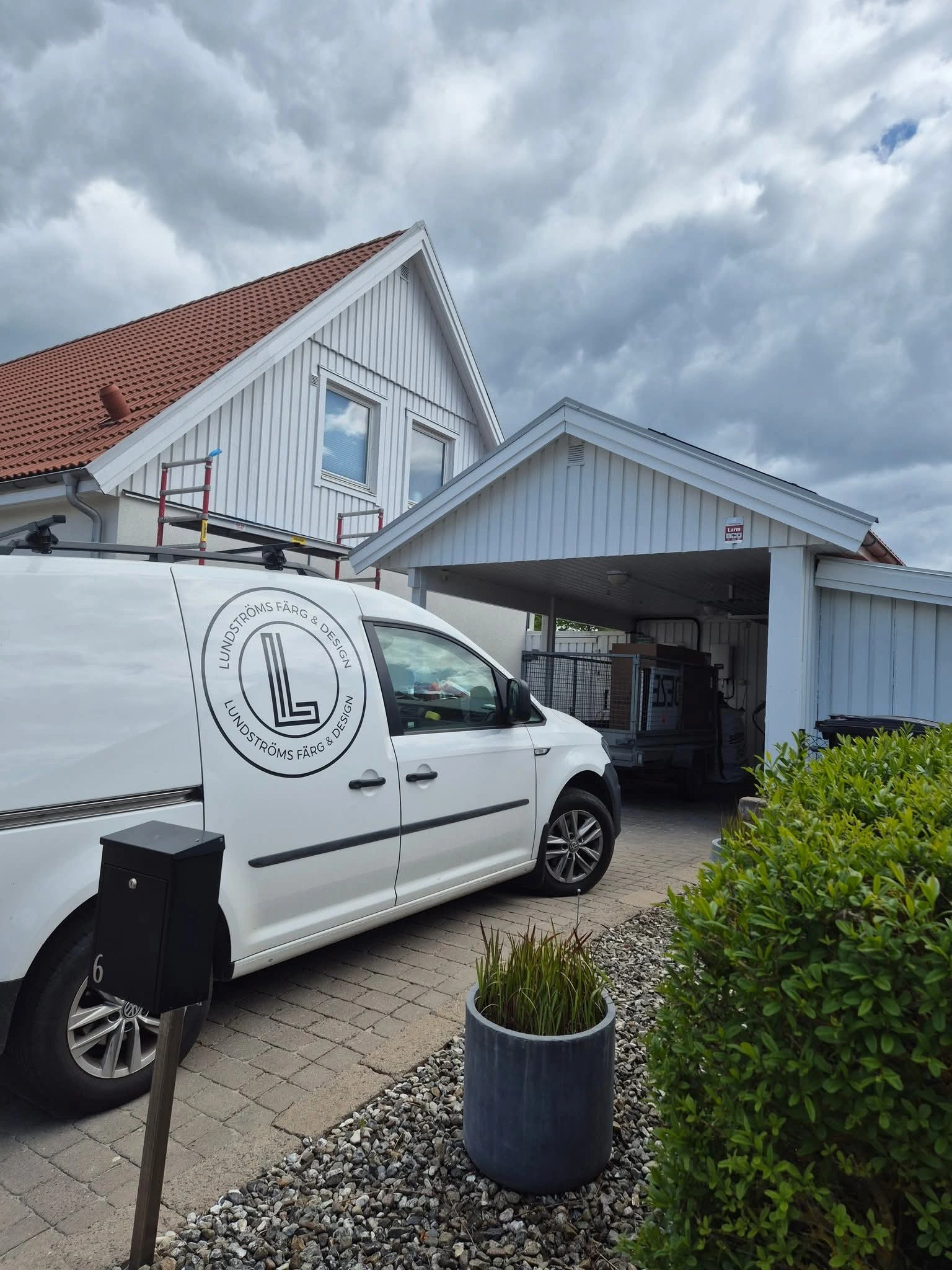 Lundströms Färg & Design på plats med servicebil.
