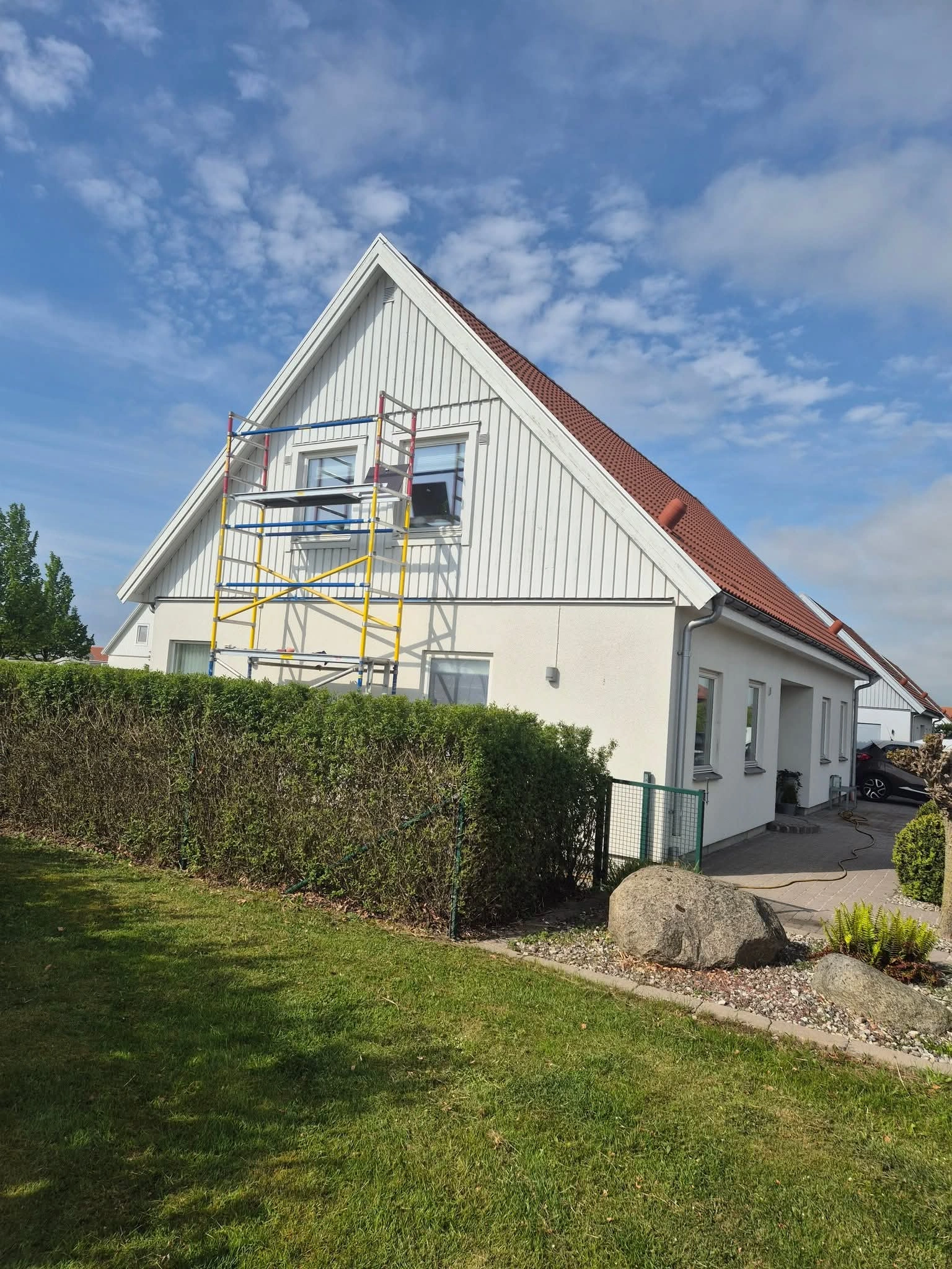 Nyinredd villa med målning och tapetsering.