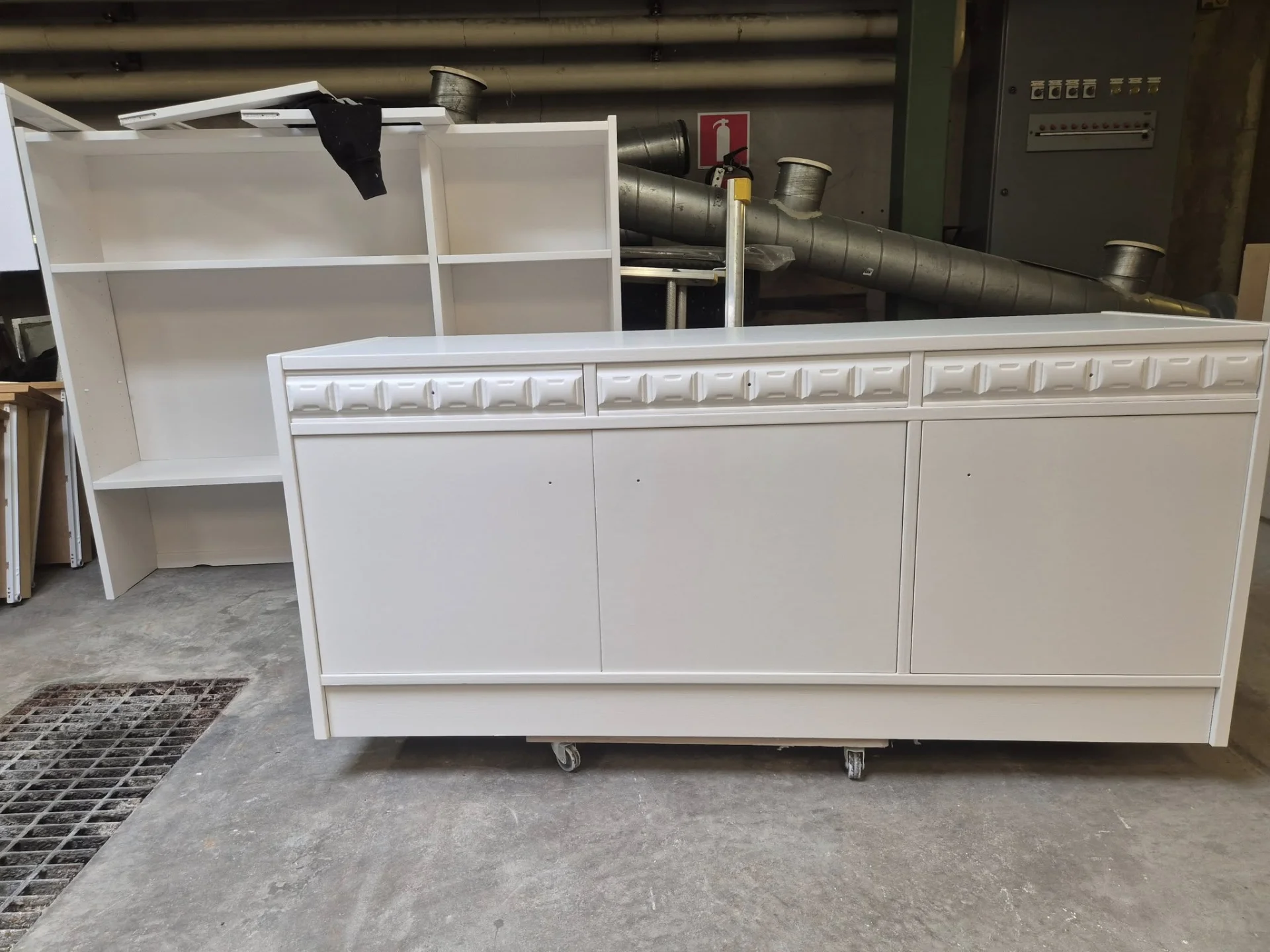 Ljust konferensrum med målade väggar i blå toner.