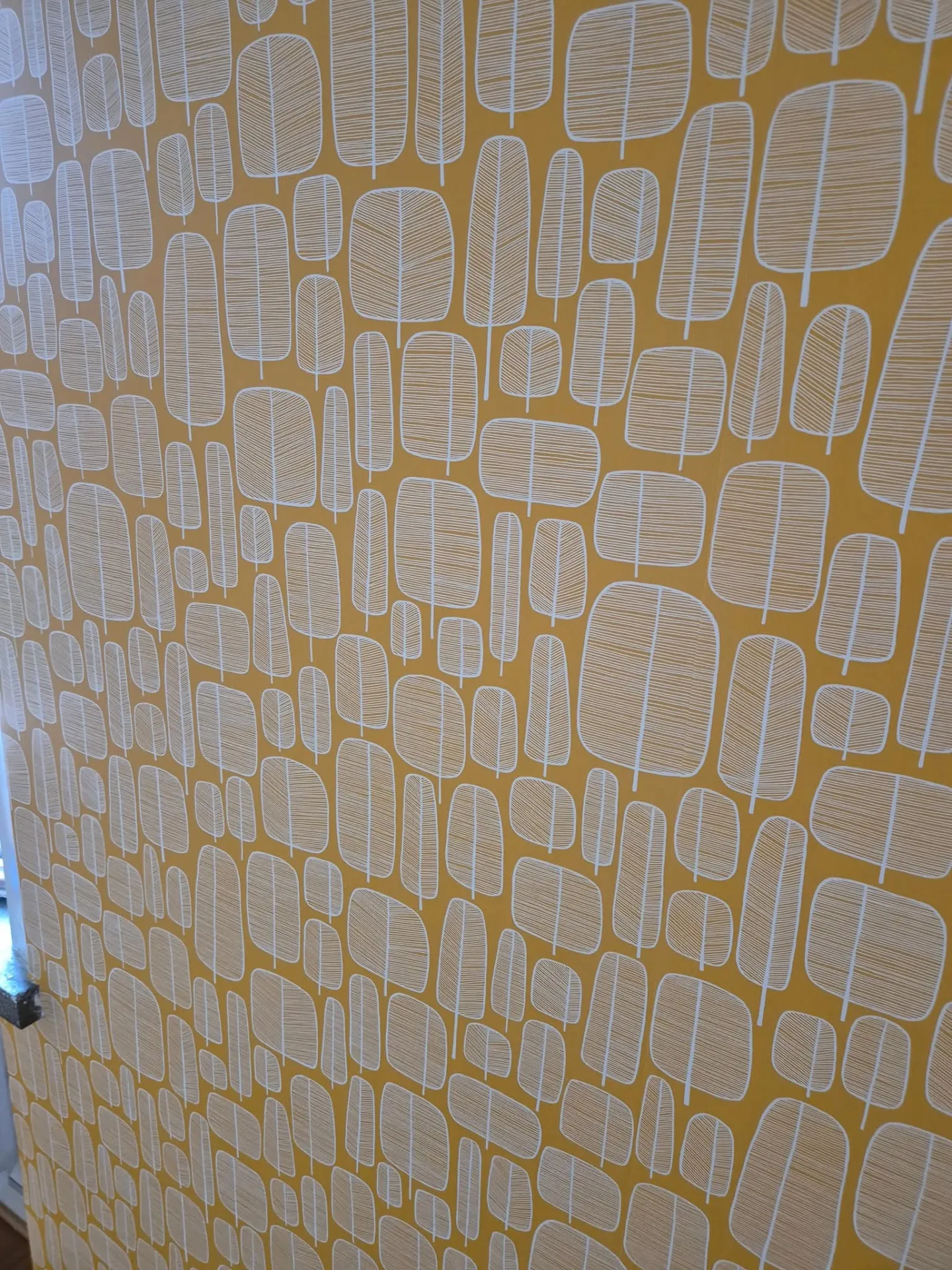 Färgprover och verktyg för dekorativ målning.