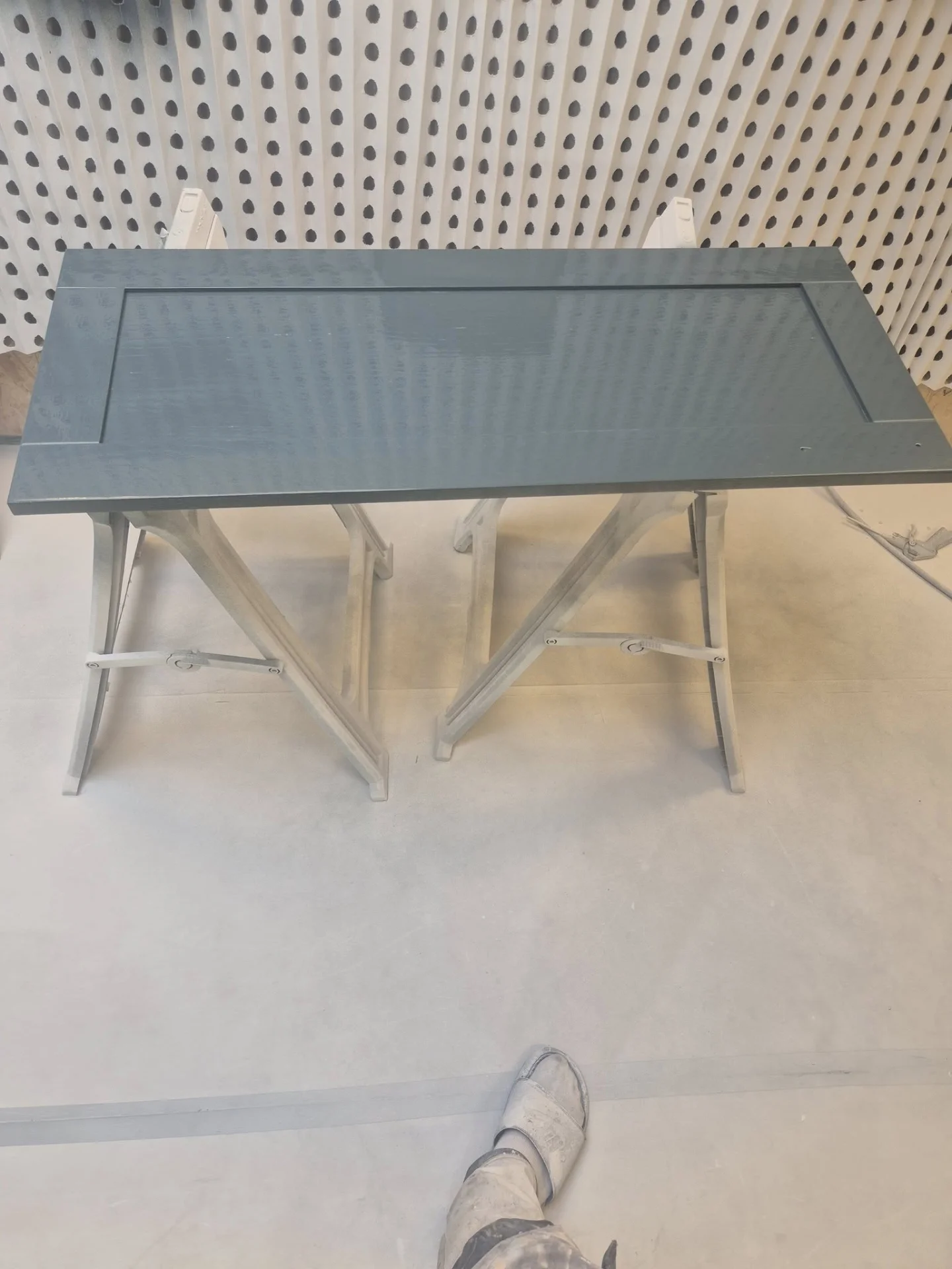 Modern korridor med nymålade väggar.